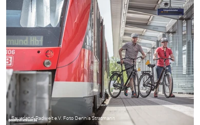 Zwei Radfahrer verlassen den Zug (Foto Dennis Stratmann)