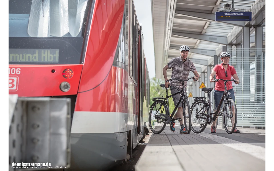 Zwei Radfahrer verlassen den Zug (Foto Dennis Stratmann)
