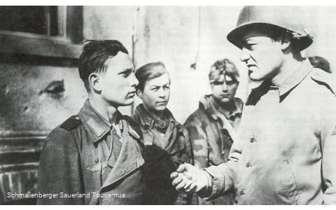 08. April 1945: Amerikanischer Soldat mit deutschen Kriegsgefangenen. 