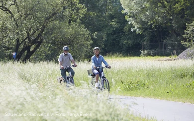 Zwei Radfahrer auf dem Radweg an der renaturierten Lenne in Finnentrop (Foto Tanja Evers)