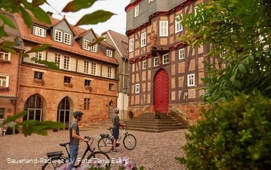 Zwei Radfahrer vor dem historischen Rathaus in Frankenberg