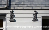 Henner und Frieder als kleine Figuren an einer Hauswand in der Siegener Altstadt