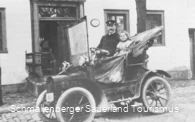 Der Arzt Dr. Witzheller im ersten Schmallenberger Auto 1908. 