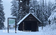 Turm der Ziegenhelle mit Infotafel und Unterstand im Winter