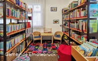 In der Kinderecke der Bücherei gibt es neben Kinderbüchern und Bilderbüchern auch Spielsachen.
