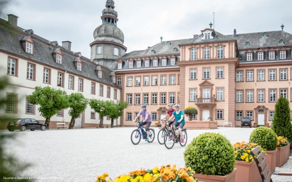 Radfahrer vor dem Schloss in Bad Berleburg (Foto Dennis Stratmann)