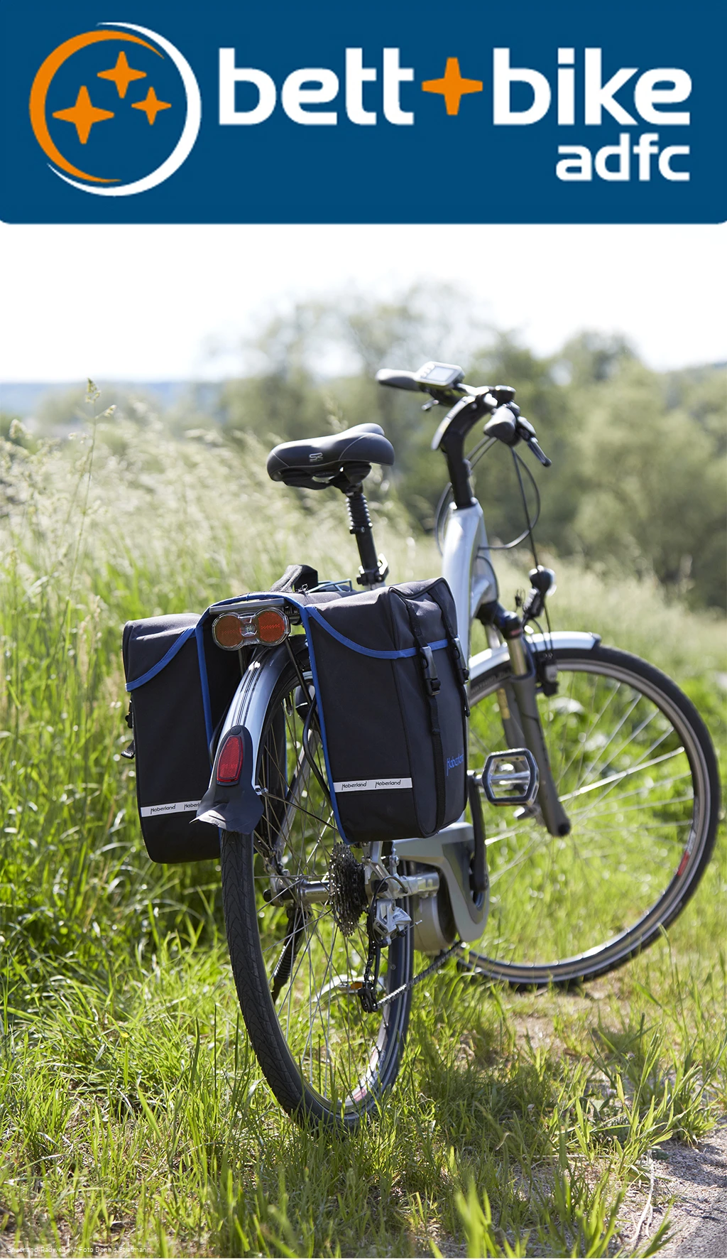 Fahrrad mit Gepäcktaschen auf einer Wiese (Foto Tanja Evers)