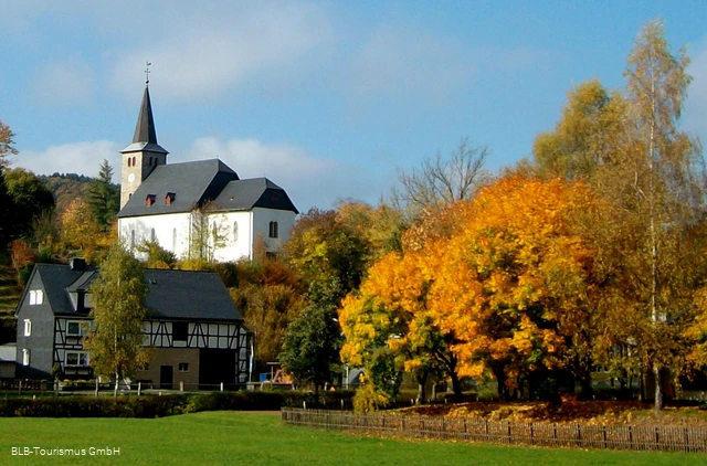 Ev. Kirche in Elsoff im Herbst